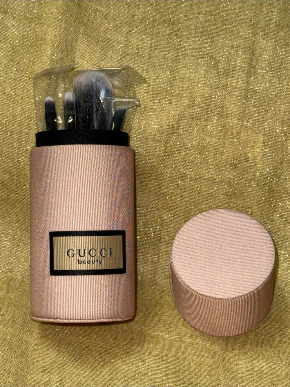 Gucci rose-pink cylindrical brush pouch set with logo plaque-GWP